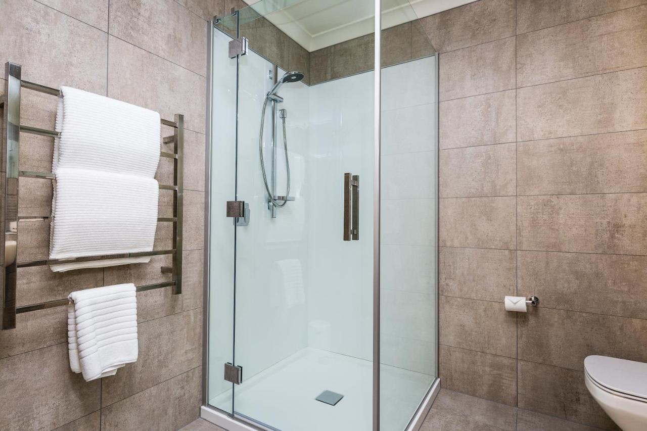 Pebble Beach Motor Inn Napier Bagian luar foto A shower cubicle