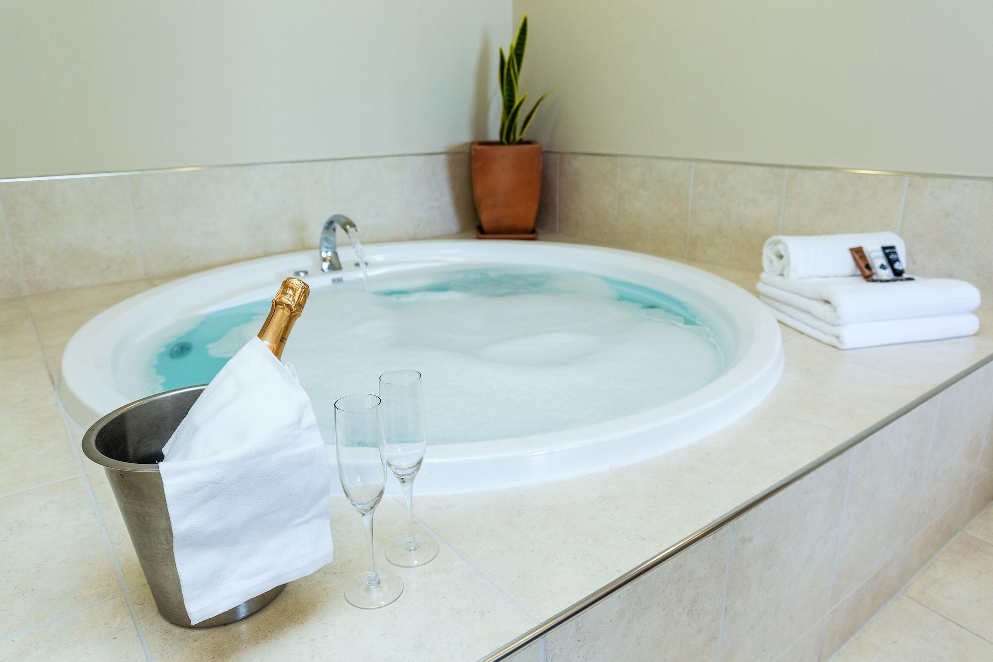 Pebble Beach Motor Inn Napier Bagian luar foto A whirlpool bathtub