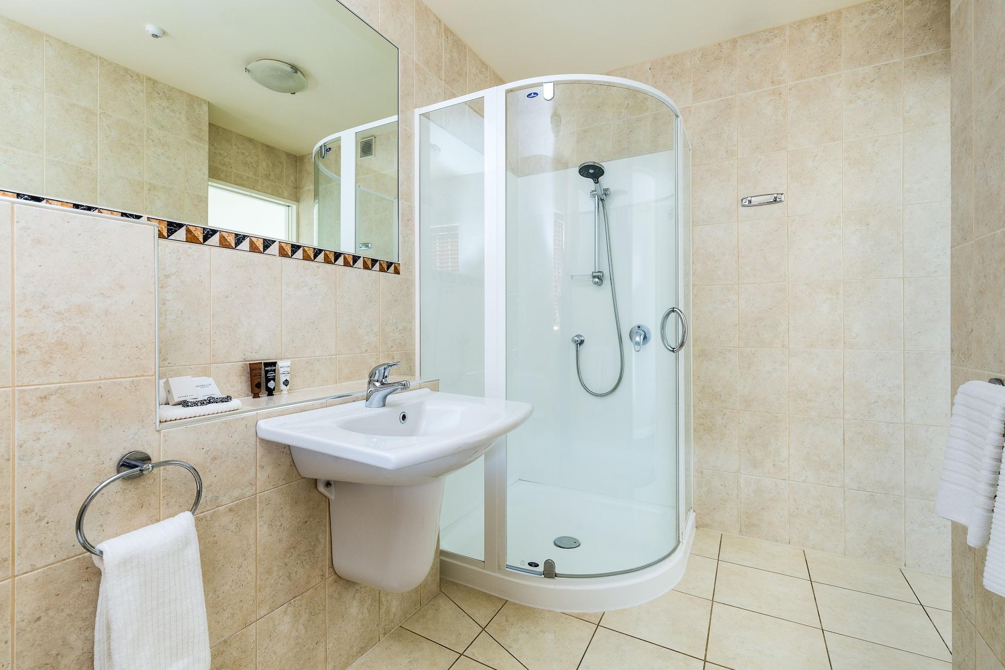 Pebble Beach Motor Inn Napier Bagian luar foto A shower cubicle