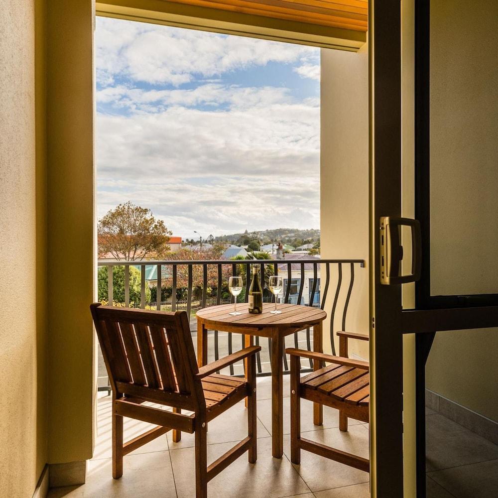 Pebble Beach Motor Inn Napier Bagian luar foto A balcony at the hotel