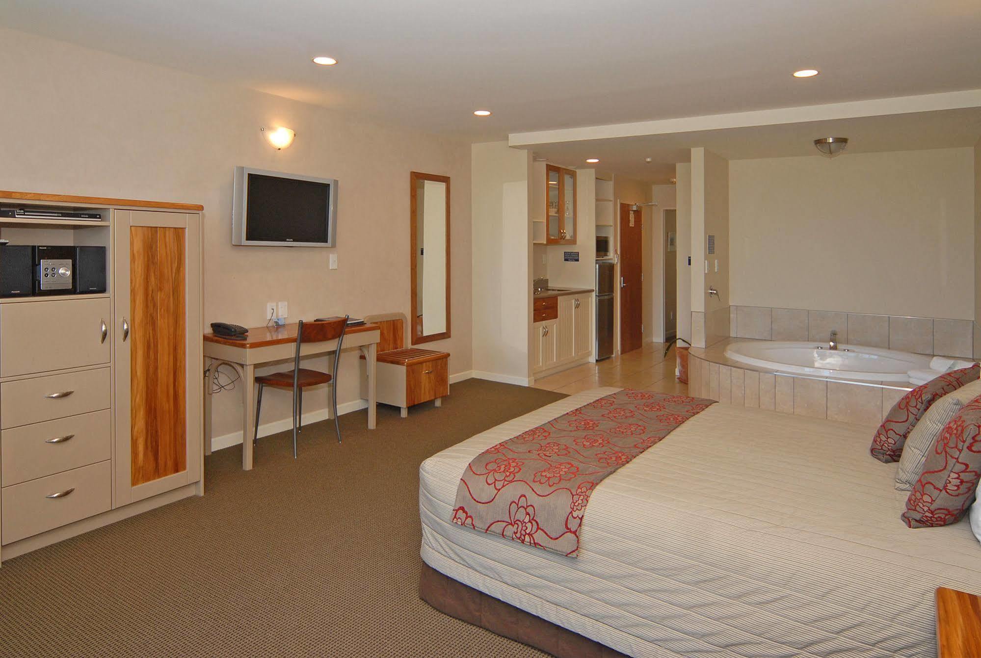 Pebble Beach Motor Inn Napier Bagian luar foto A typical studio apartment