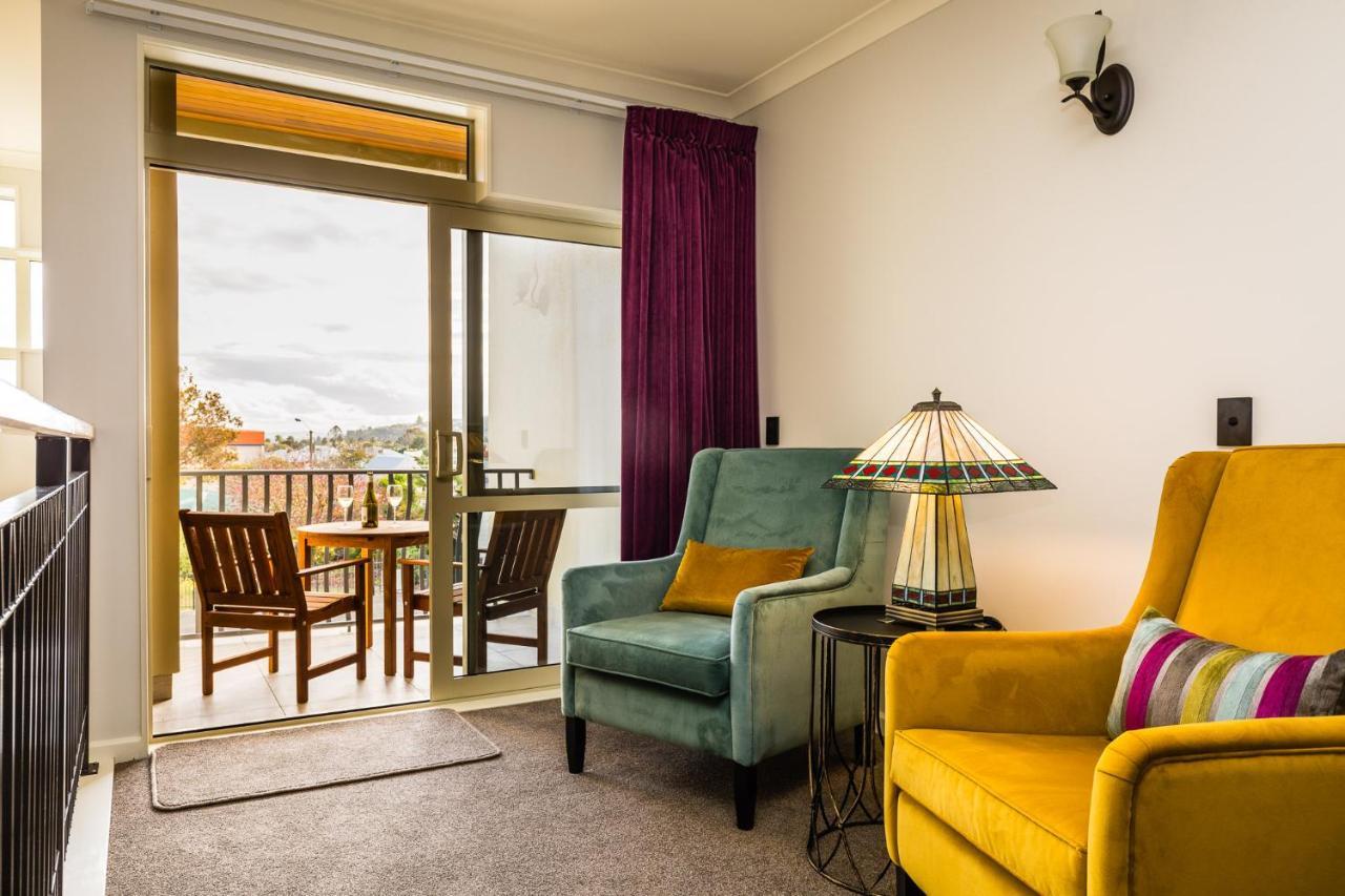 Pebble Beach Motor Inn Napier Bagian luar foto A living room in a typical apartment